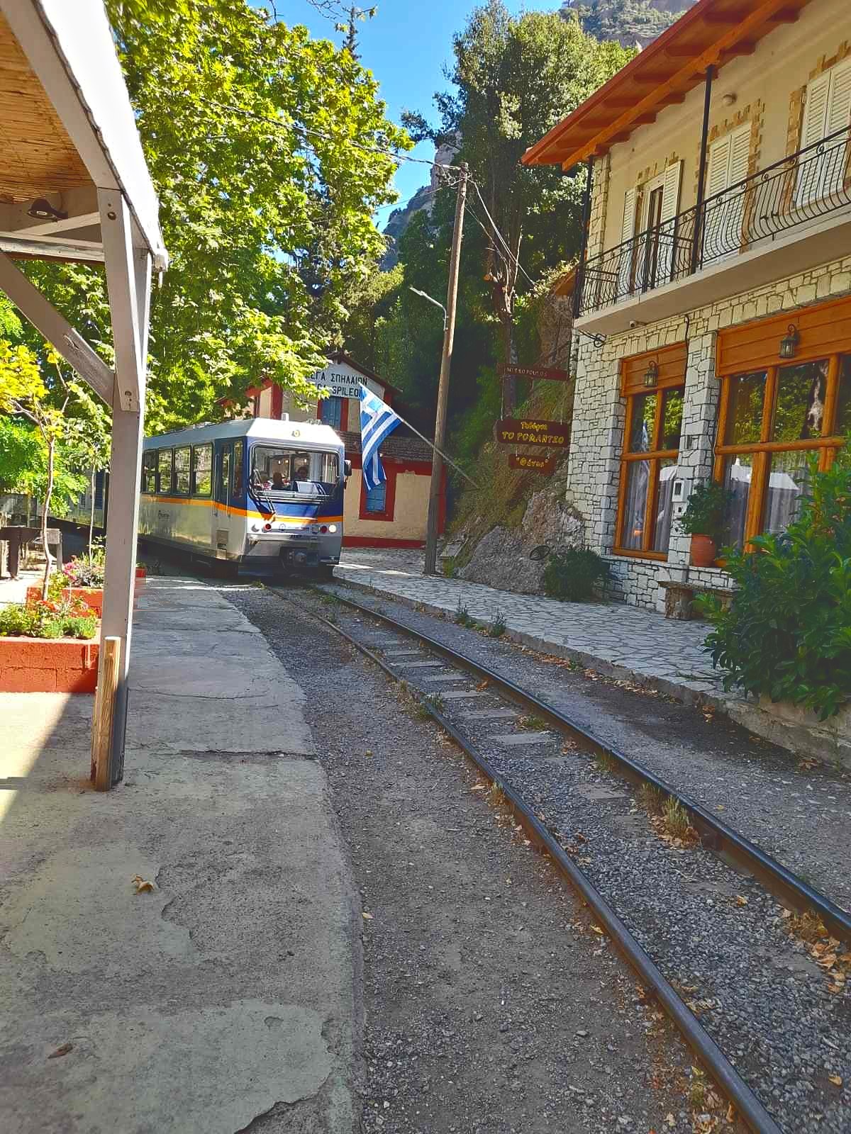 Ο Οδοντωτός σταματημένος στη Ζαχλωρού σήμερα, με το Ρομάντζο δεξιά και τις ράγες να περνούν ξυστά από την πόρτα.