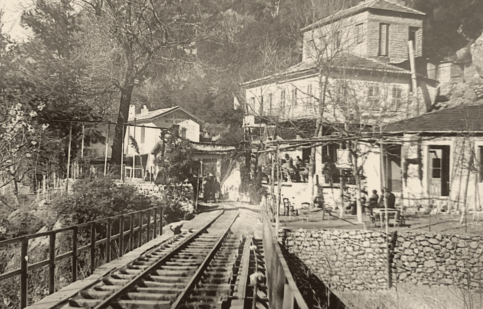 Η ίδια θέα το 1950: οι ράγες περνούν μπροστά από το Ρομάντζο, με θαμώνες στη σκεπαστή βεράντα.